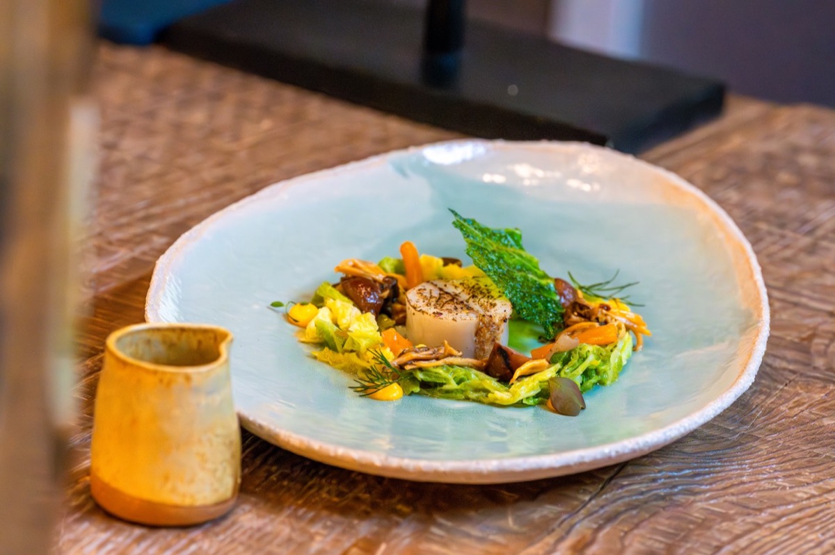 Assiette dressée sur table en bois